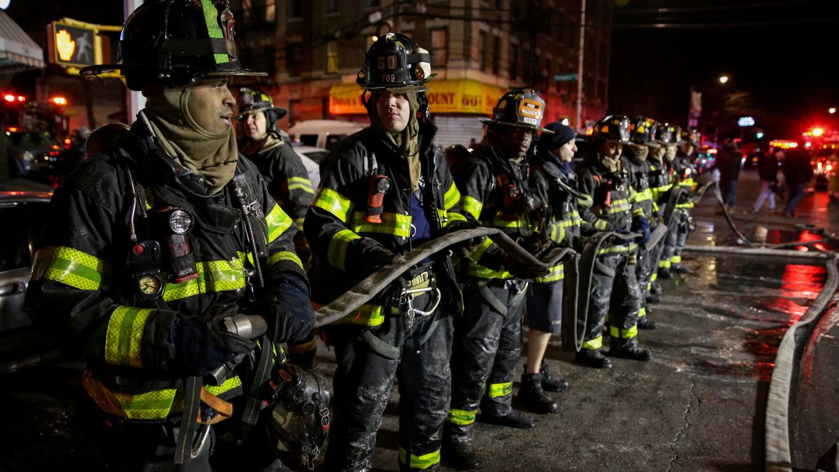 Nueva York sufre el peor incendio en 25 años: al menos 12 muertos, entre ellos un bebé