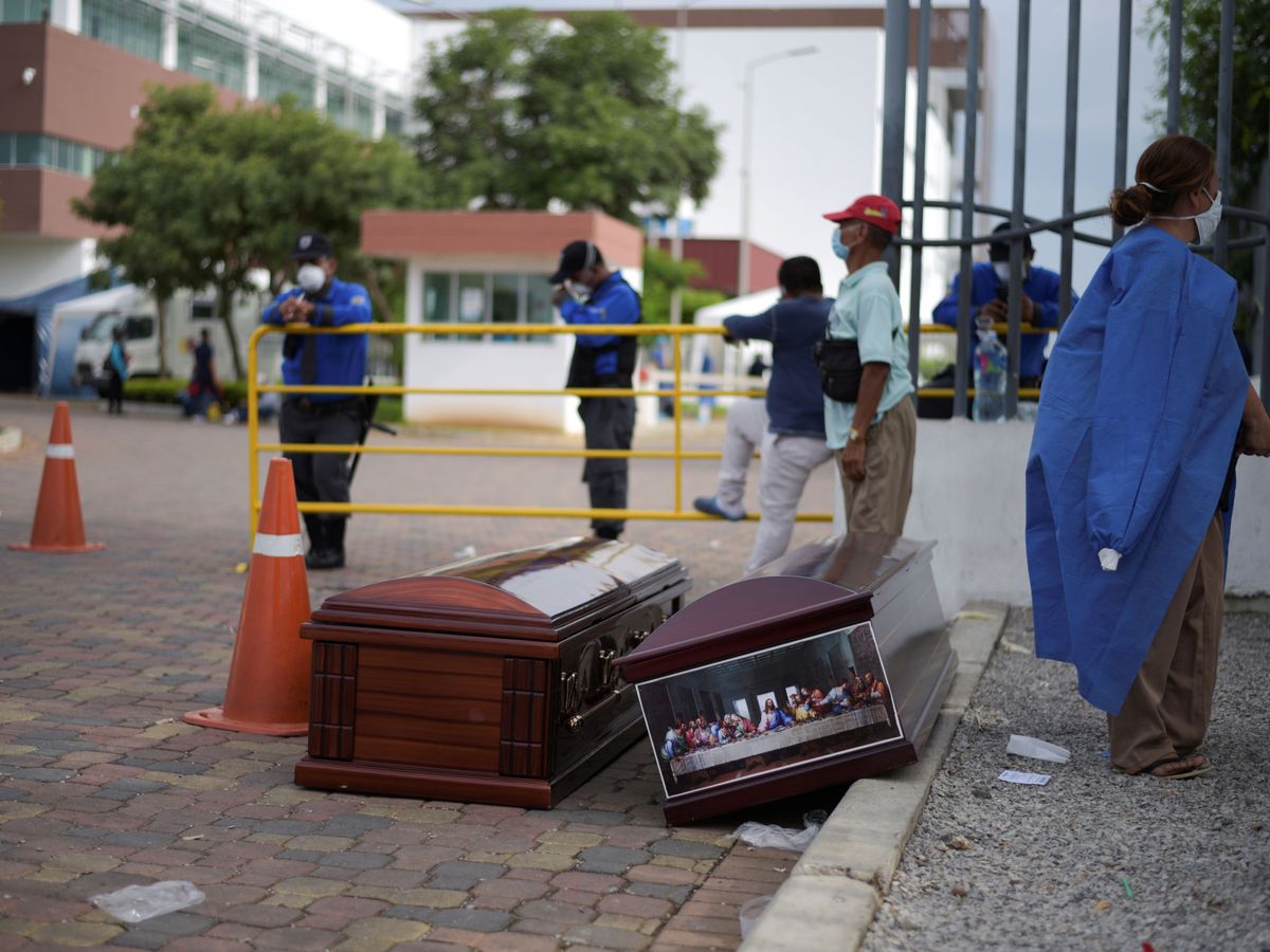 Foto: Personas esperan junto a varios ataúdes fuera de un hospital en Guayaquil, Ecuador. (Reuters)