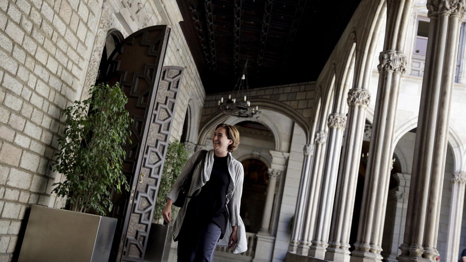 Foto: Ada Colau en la galería gótica del Ayuntamiento de Barcelona (EFE)