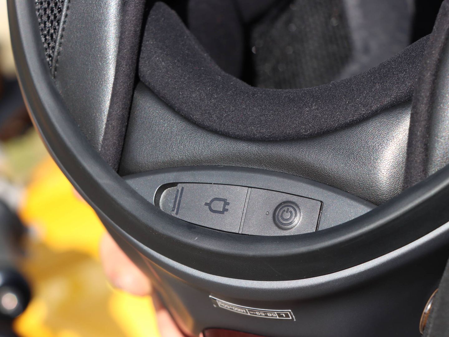 El conector para la recarga y el botón de encendido van en zona posterior de la base del casco.