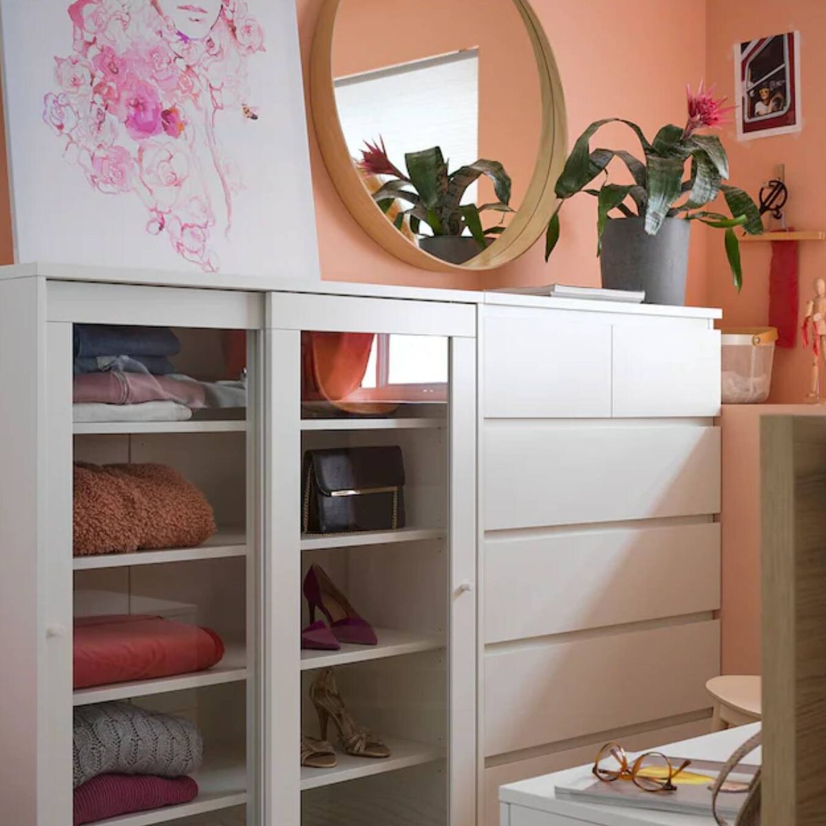 El mueble perfecto para salón, que podrás en dormitorio, es este de Ikea