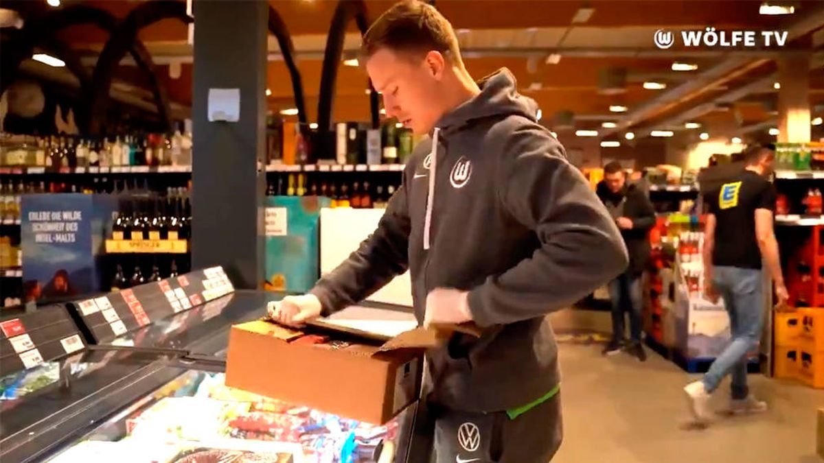 Futbolistas profesionales ayudan como reponedores en supermercados alemanes