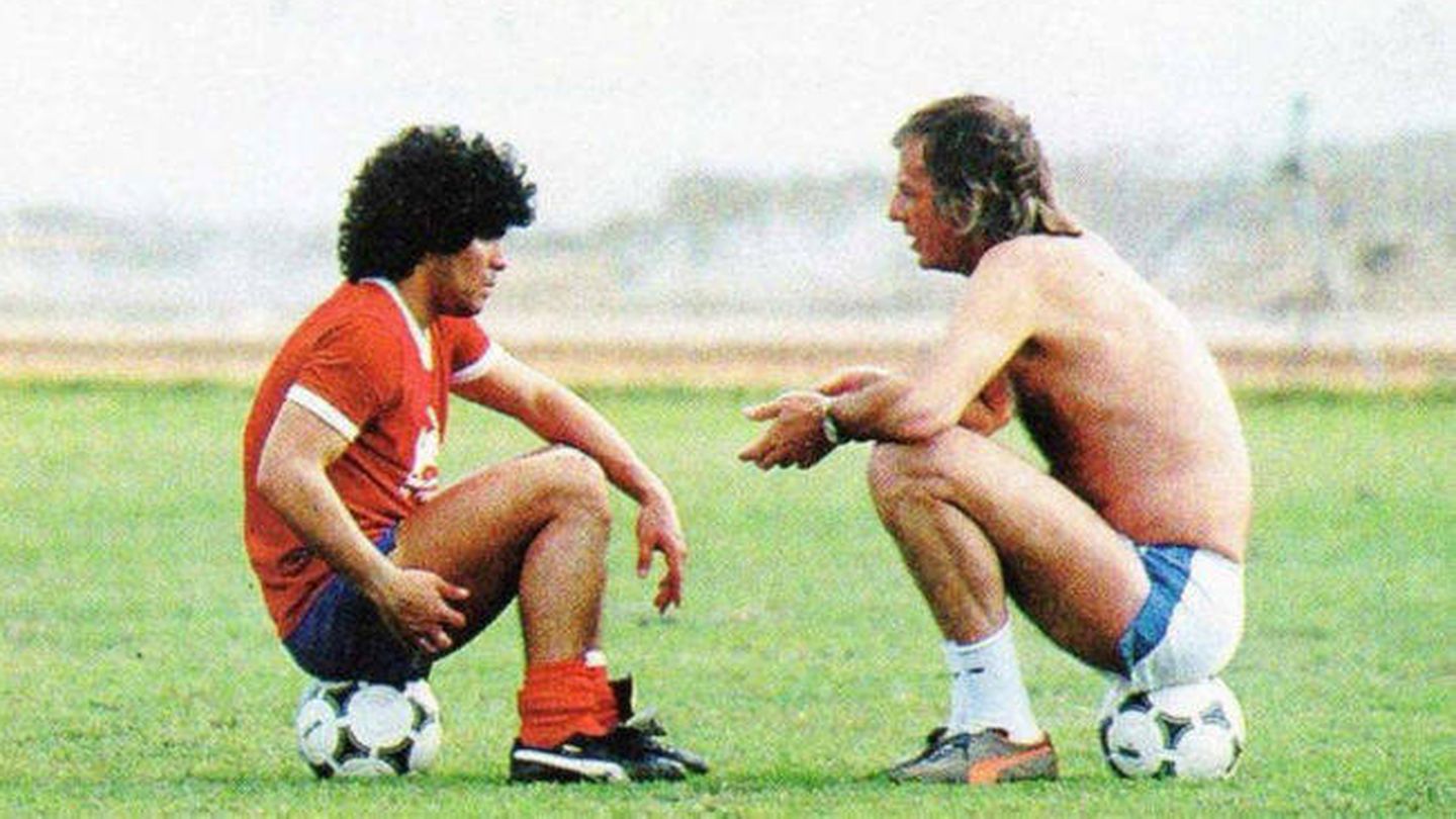 Maradona en sus comienzos junto a Menotti.