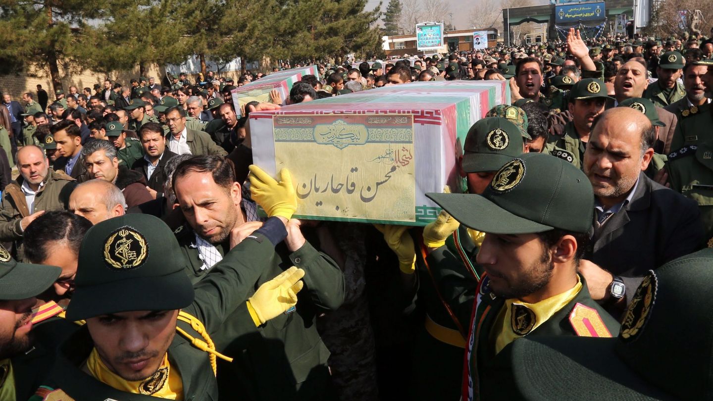 Miembros de la Guardia Revolucionaria iraní en el funeral en Teherán de un alto mando caído en la provincia de Alepo, Siria. (EFE)