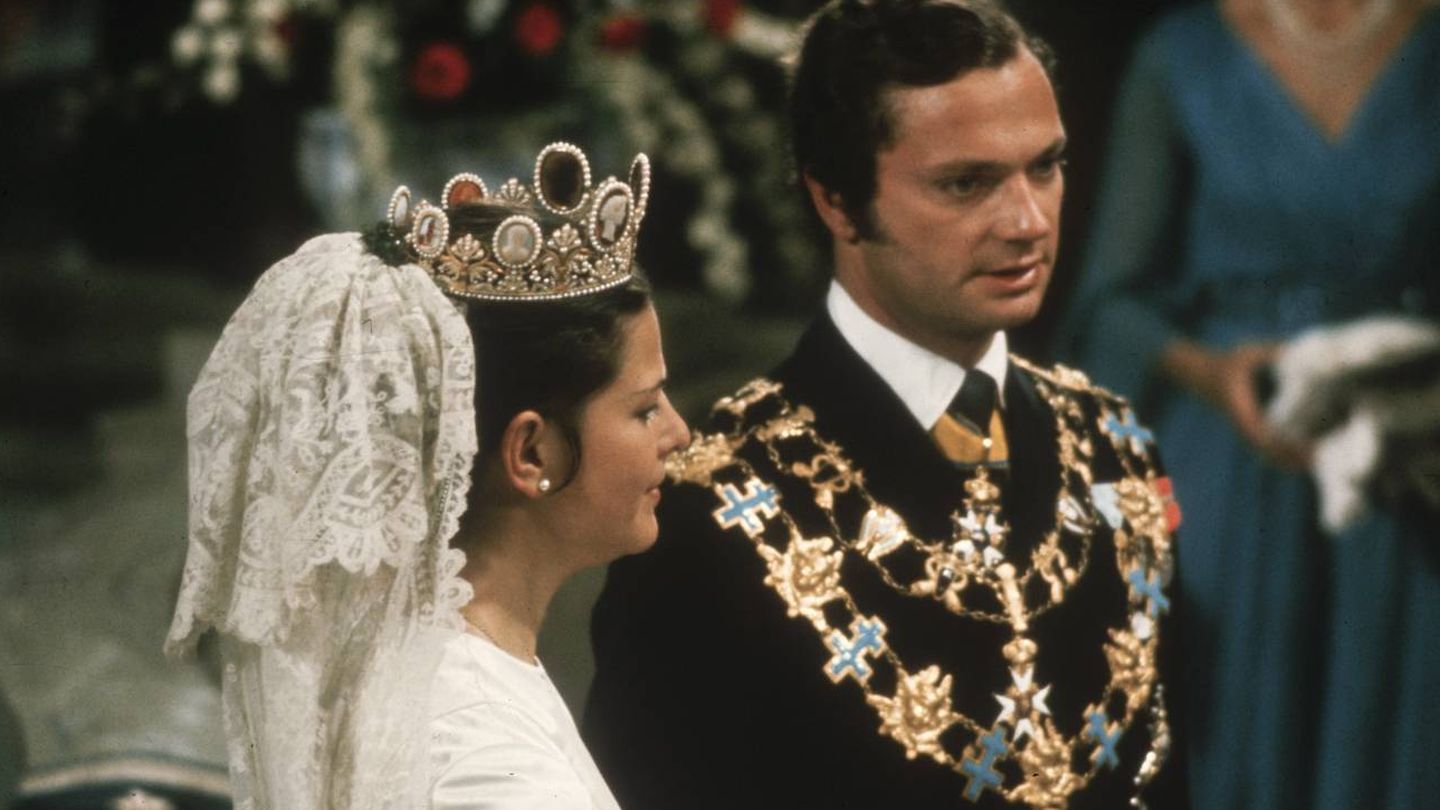 La boda de los reyes de Suecia, cargados de joyas, en 1976. (Getty)