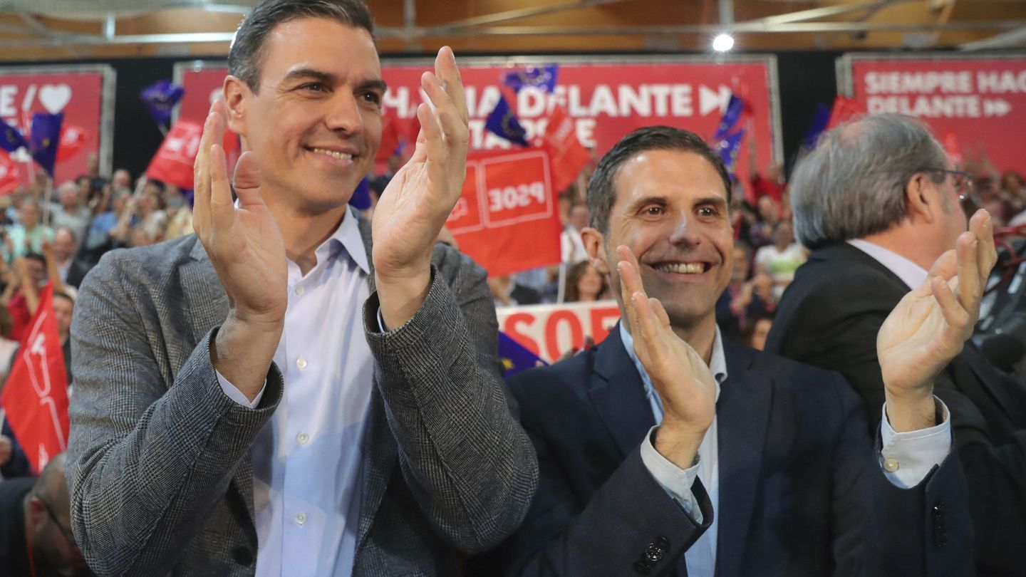El presidente del Gobierno en funciones, Pedro Sánchez, acompañado por el alcalde de Alcalá de Henares, Javier Rodríguez, en un reciente acto electoral.