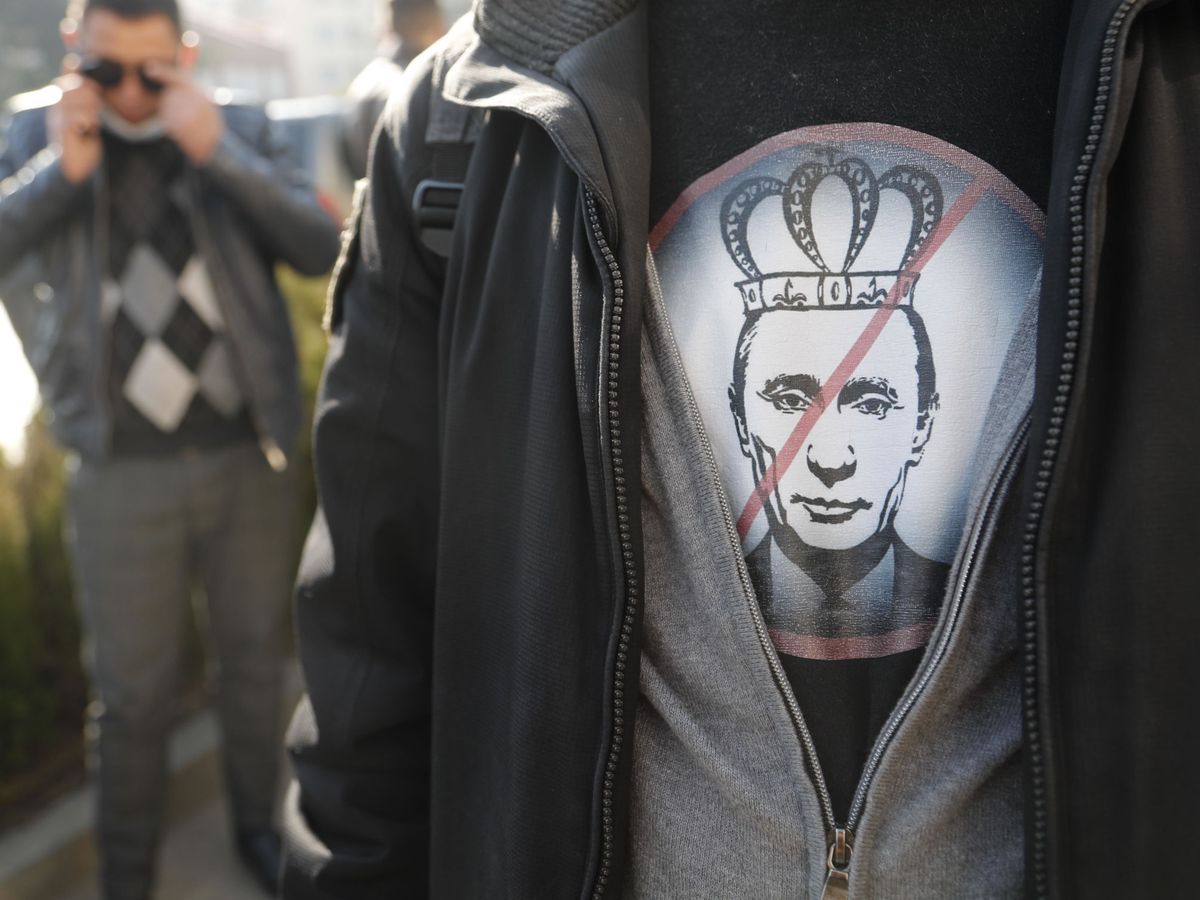 Foto: Un activista en Georgia luce una camiseta contra Vladimir Putin. (Foto: EFE)