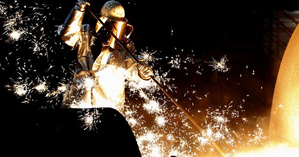 Foto: Un trabajador, en un factoría de acero en Alemania. (Reuters)