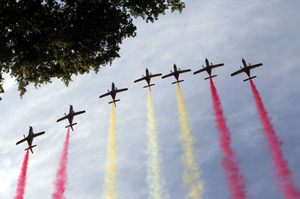 La patrulla Águila tiñe el cielo con los colores nacionales (EFE)