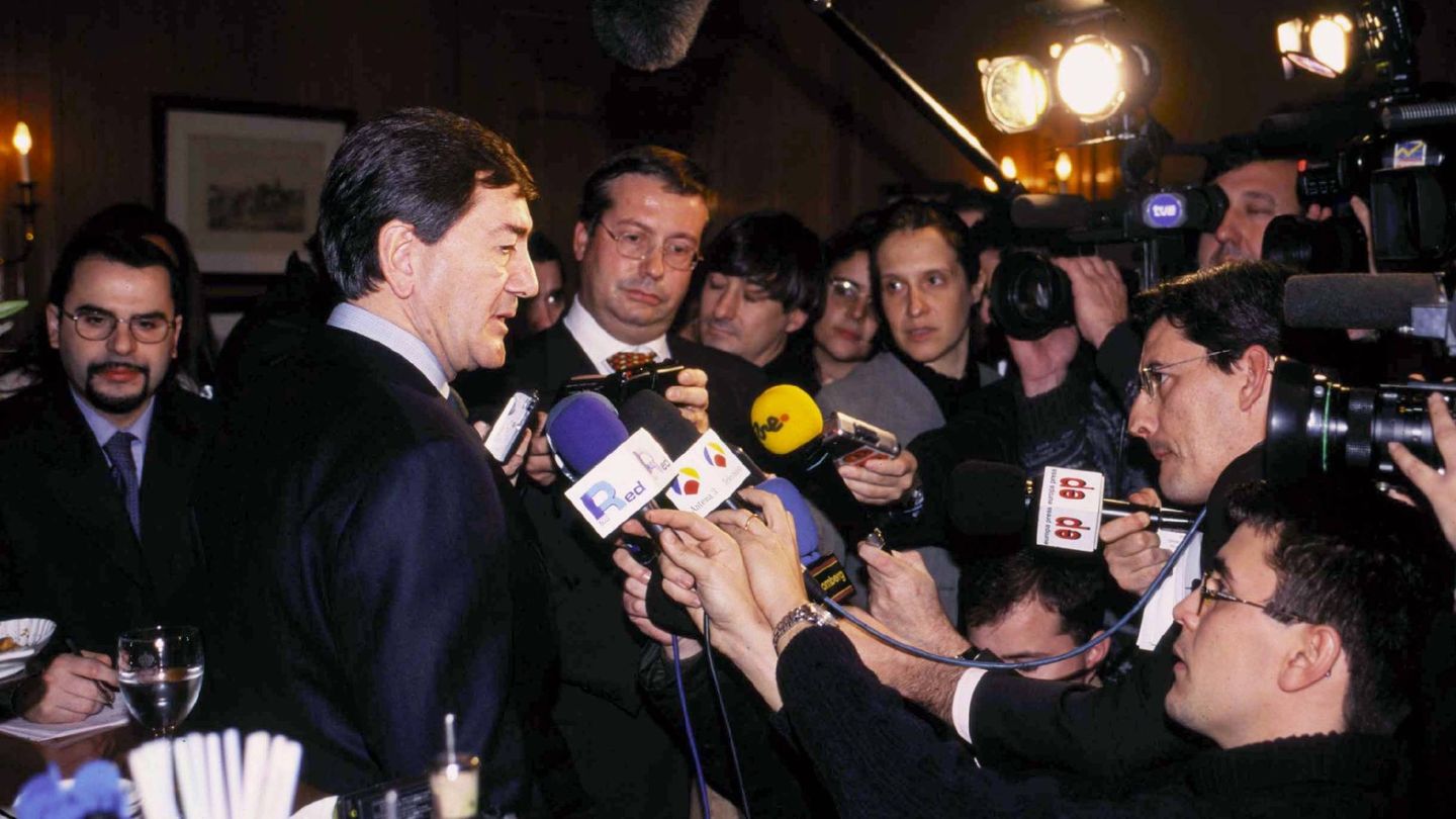 Alfonso Cortina atiende a los periodistas en su época como presidente de Repsol. (Getty)