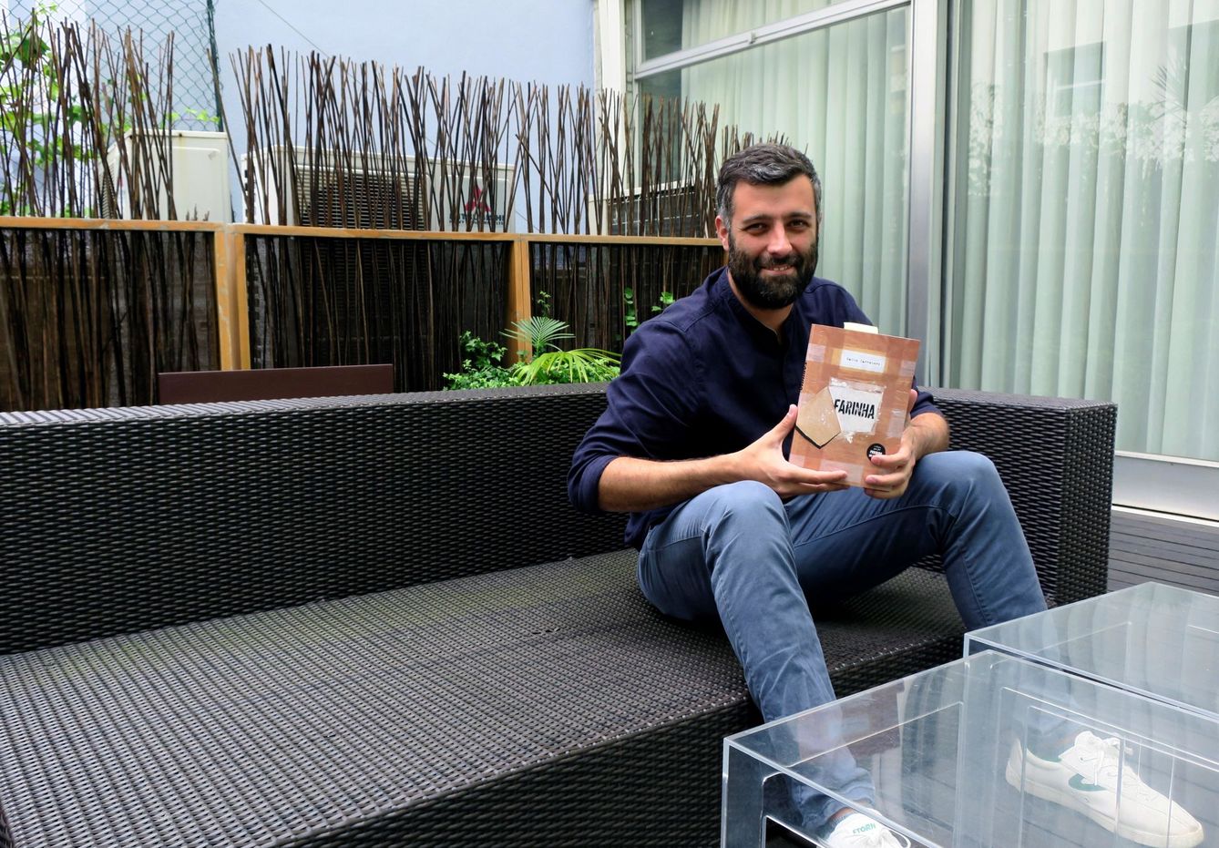 Nacho Carretero posa con el libro de 'Fariña', secuestrado durante más de tres meses (EFE)