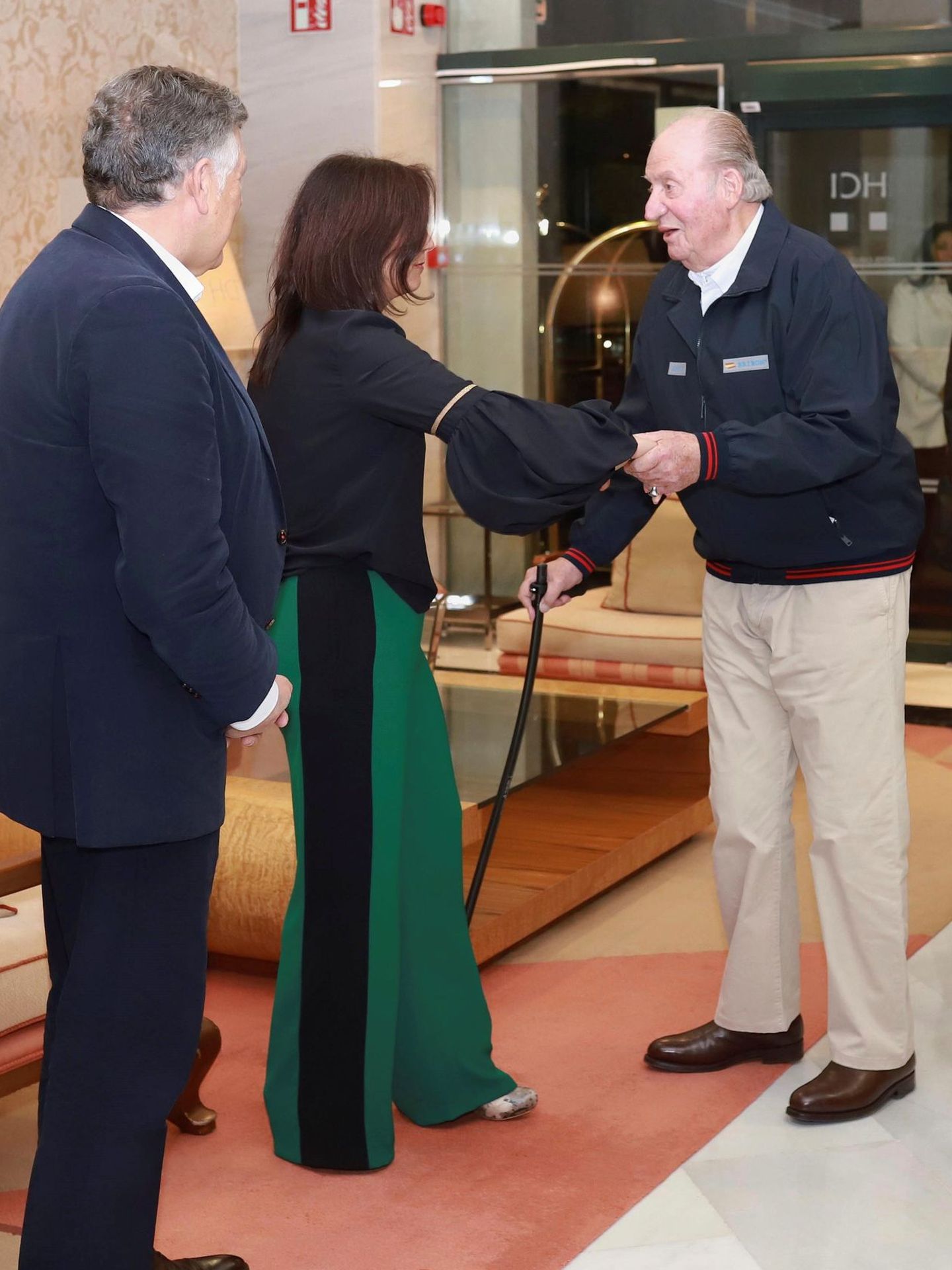 El rey Juan Carlos saluda al alcalde de Sanxenxo, Telmo Martín, y a la mujer de este, a su llegada a la cena con el presidente de la Xunta de Galicia, Alberto Núñez Feijóo, en Sanxenxo. (EFE) 