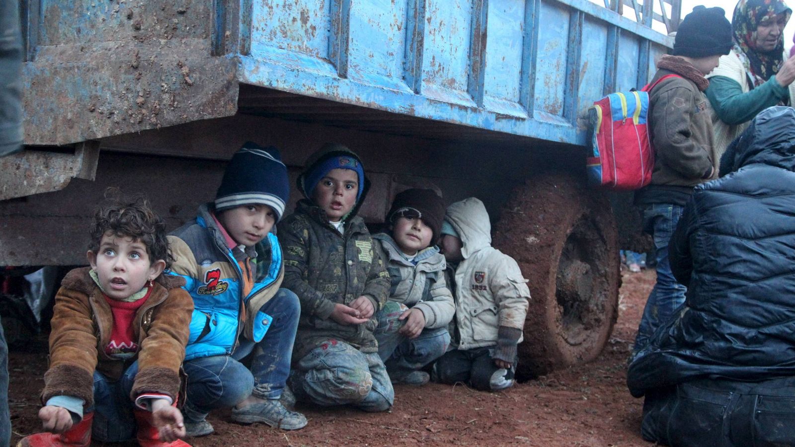 Foto: Niños sirios desplazados por la violencia del Estado Islámico esperan para cruzar a Turquía en el pueblo de Akda, en enero de 2016 (Reuters). 