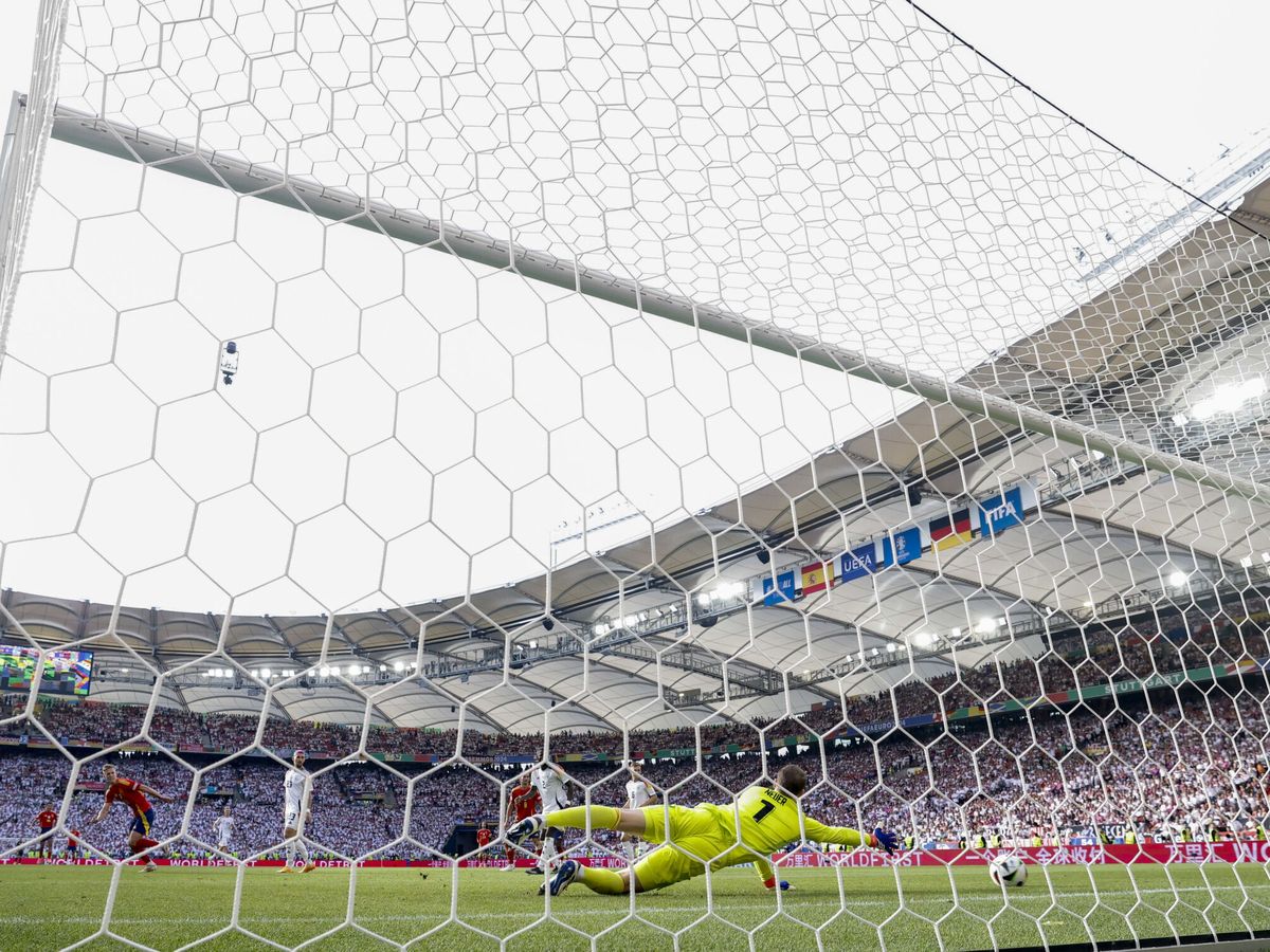 Foto: El centrocampista de la Selección, Dani Olmo, marca el primer gol durante los cuartos de final. (EFE/Alberto Estévez)