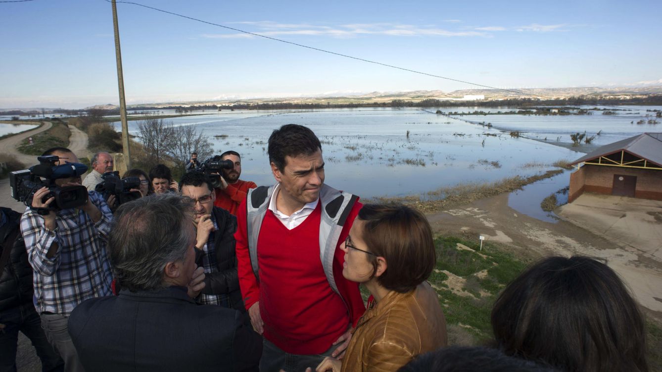 Foto: El secretario general del PSOE, Pedro Sánchez, el pasado 3 de marzo durante su visita a las zonas inundadas por el Ebro. (Efe)