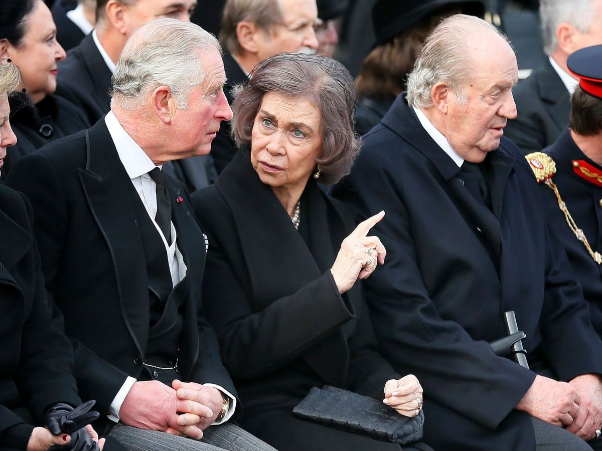 Foto: La reina Sofía junto al rey Juan Carlos y Carlos de Inglaterra durante el funeral de Estado del rey Miguel I de Rumanía en Bucarest, en 2017. (EFE)