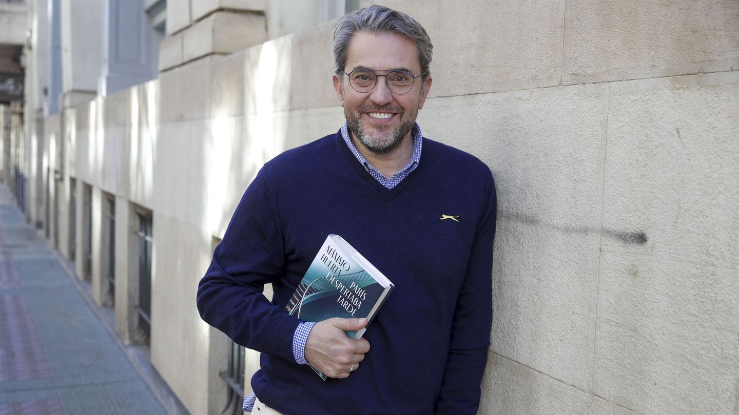 El escritor y exministro de Cultura Máximo Huerta, con su libro 'París despertará tarde' (EFE)