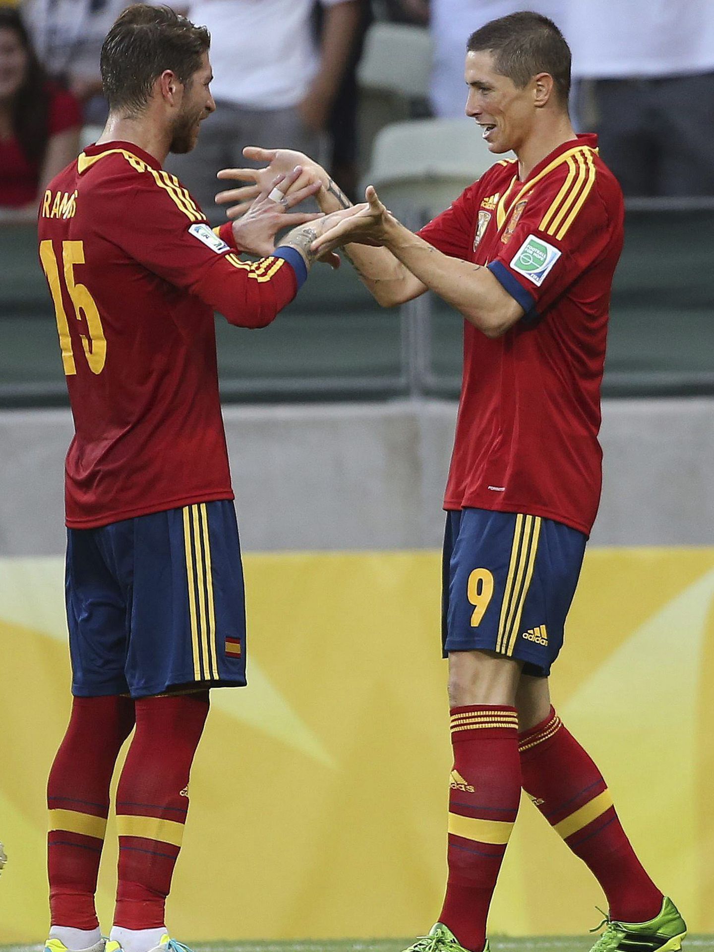 Torres celebra un tanto con Ramos (Efe).