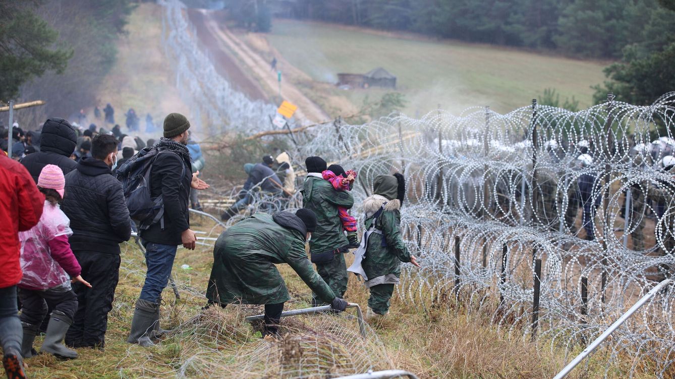 Foto: Migrantes intentan cruzar la frontera entre Bielorrusia y Polonia. (Reuters/Scheglov)