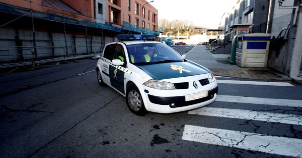 Foto: Agentes de la Guardia Civil se desplazan en un coche patrulla. (EFE)