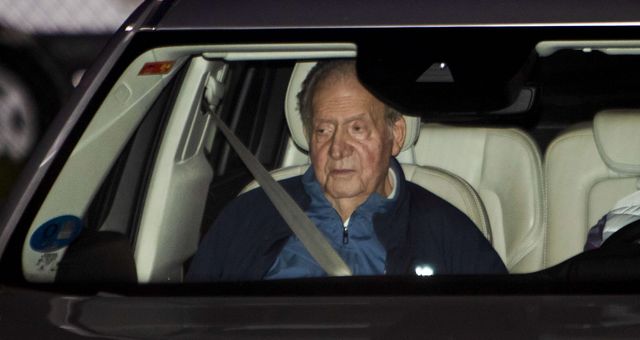 El rey Juan Carlos, este lunes en el aeropuerto de Vigo. (EFE/Salvador Sas) 