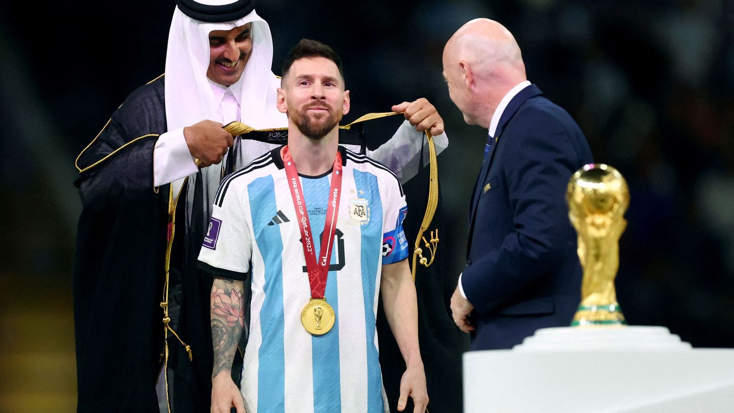Messi junto al emir de Qatar y el presidente de la FIFA, Gianni Infantino. (Reuters/Dyvan Martínez)