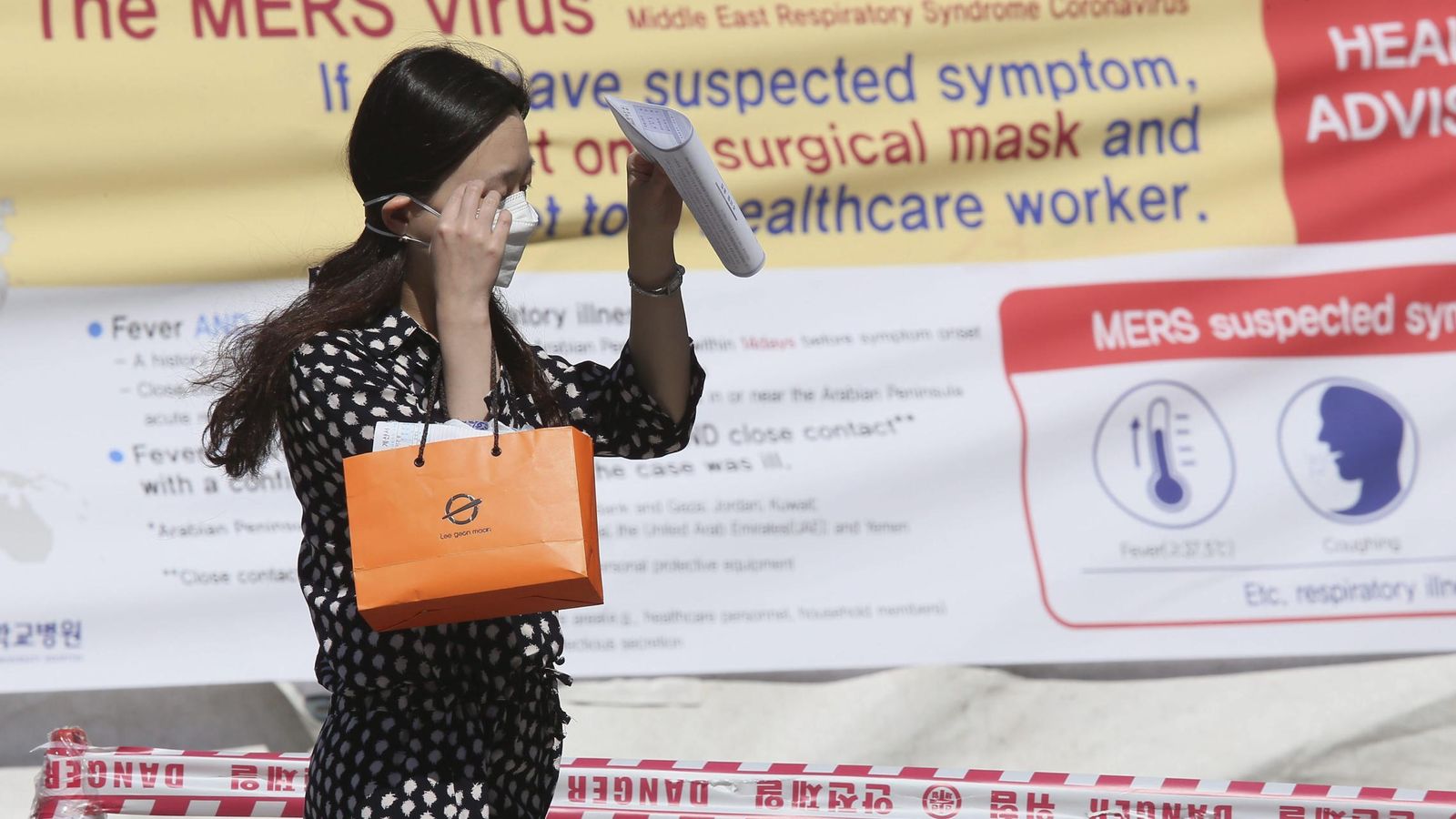 Foto: Una surcoreana se protege con una mascarilla en Seúl (EFE)