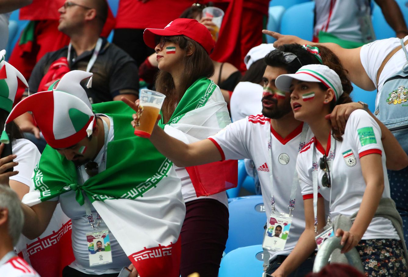 Aficionados iraníes, durante el partido contra Marruecos, en el estadio San Petersburgo. (Reuters)