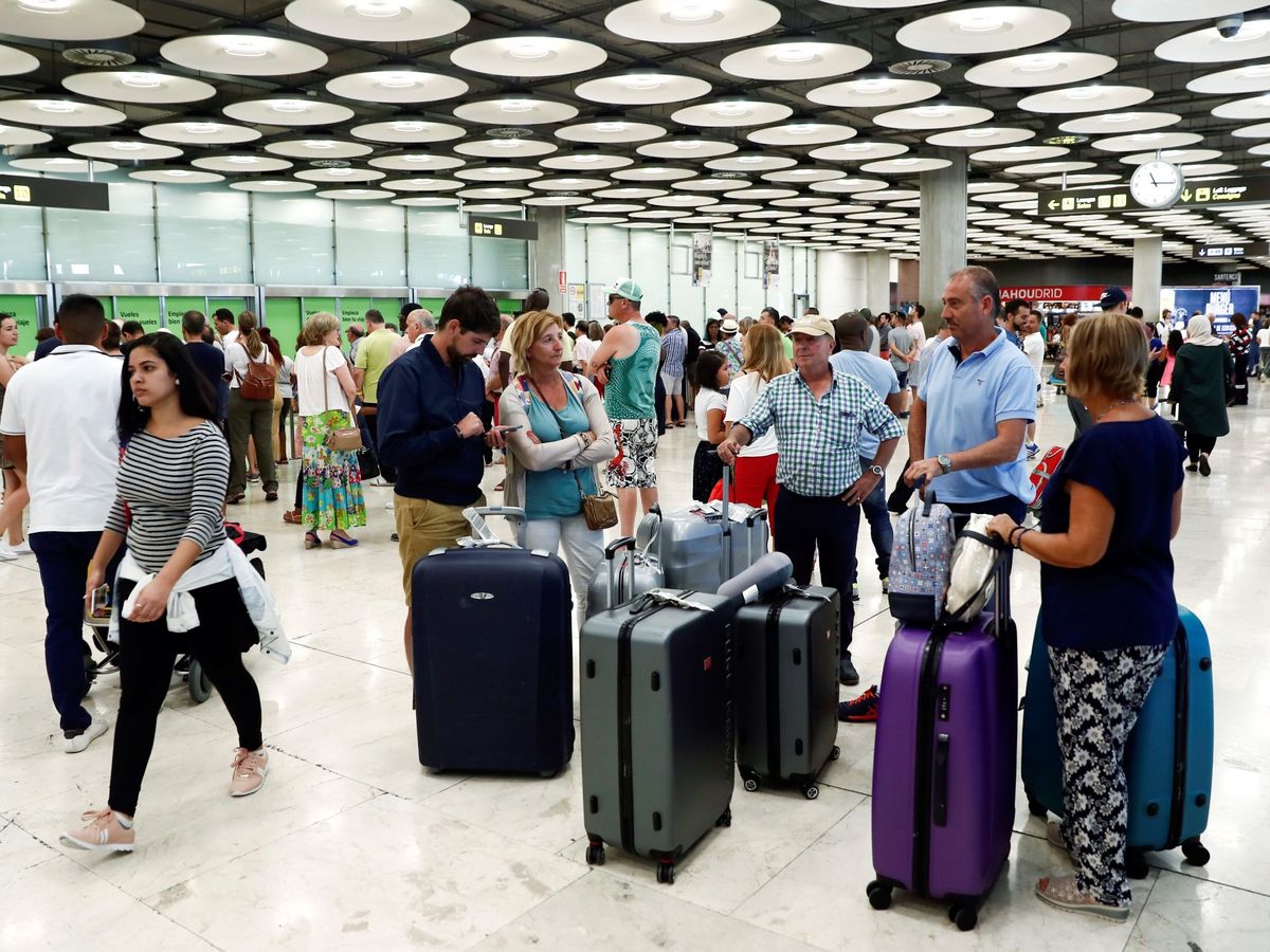 Foto: Turistas en el aeropuerto de Barajas. (EFE/Mariscal)
