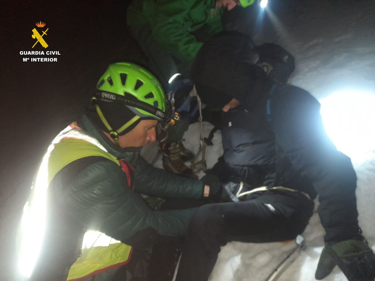 Foto: La guardia civil rescata a 10 jóvenes montañeros en el moncayo
