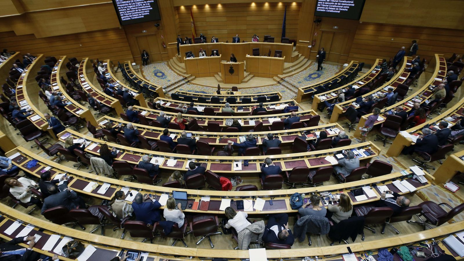 Foto: Vista general del pleno del Senado que debate el proyecto de ley orgánica de reforma del Tribunal Constitucional. (EFE)