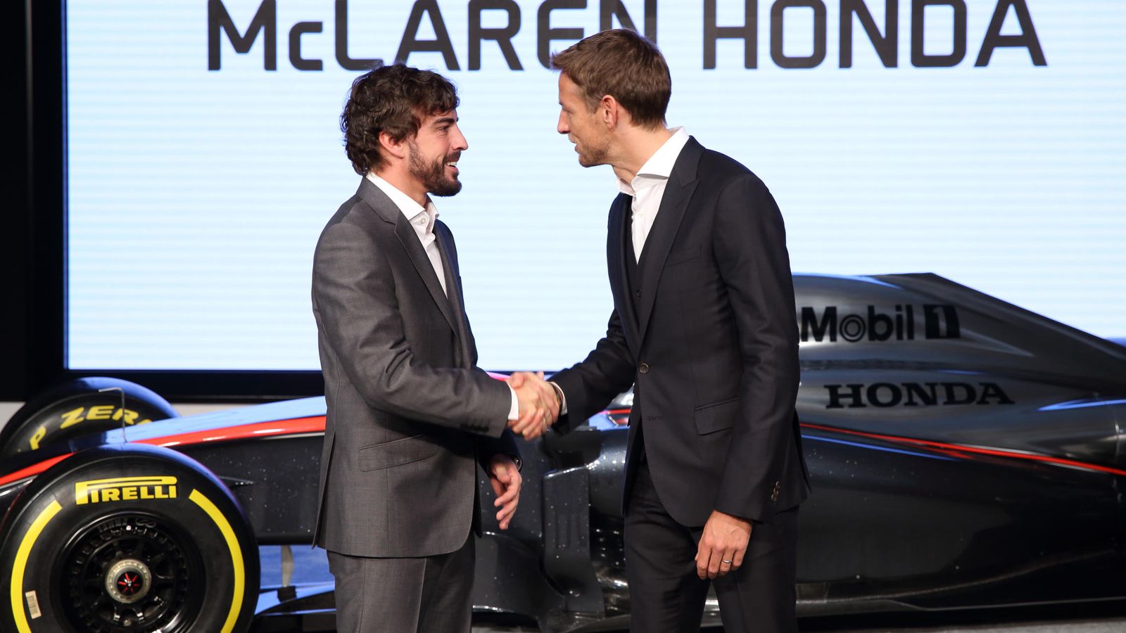 Foto: Alonso y Button dándose la mano antes de iniciar la temporada.