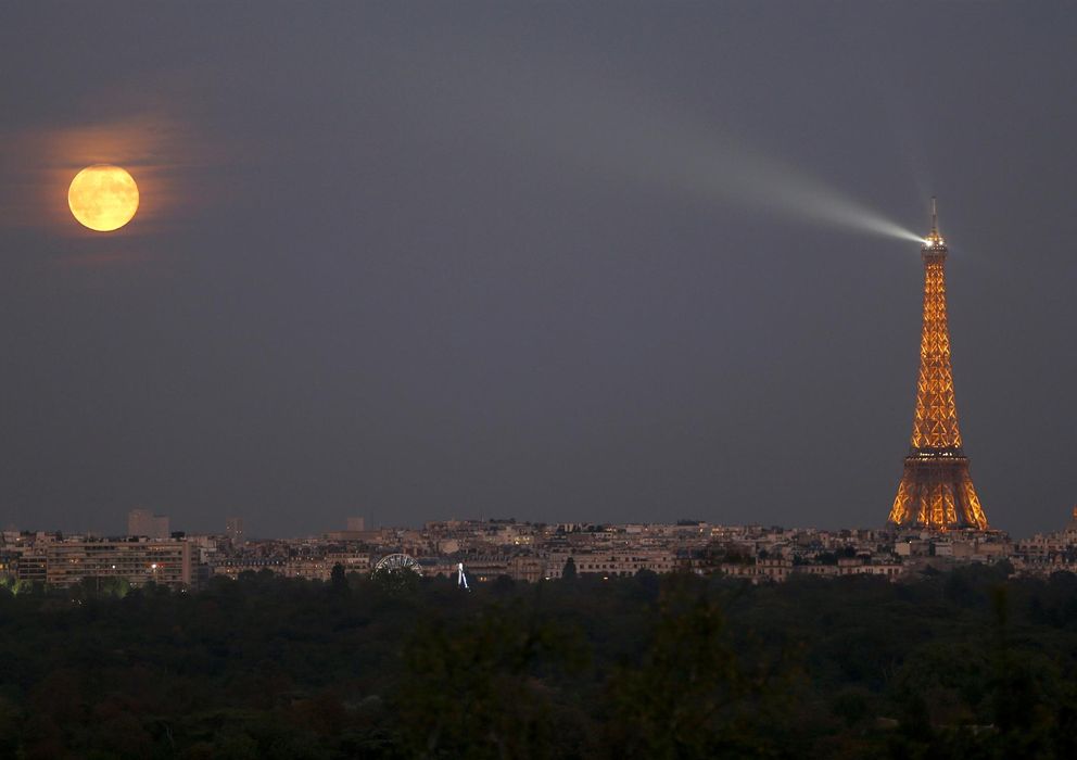 Foto: La luna se eleva sobre la Torre Eiffel de París el pasado 9 de septiembre (Reuters). 
