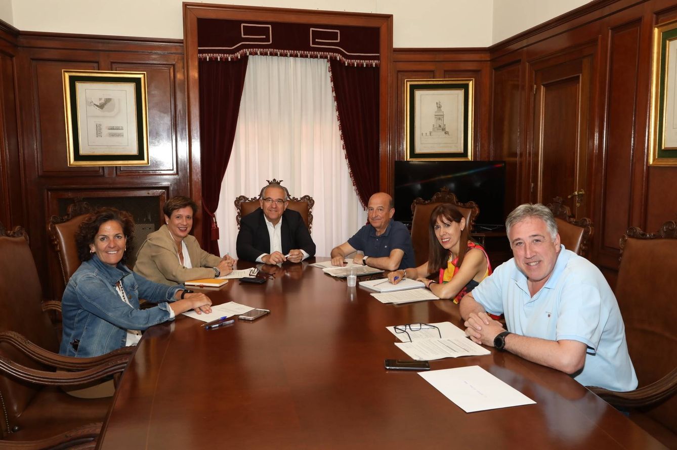Enrique Maya, en el centro, preside la primera reunión de la Junta de Portavoces con el exalcalde Joseba Asiron a la derecha. (EC)