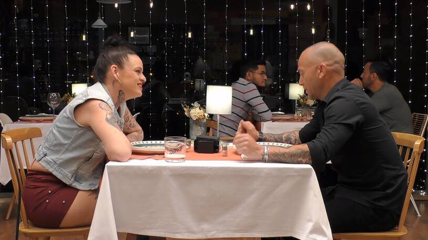 Marcos y Leticia cenando en 'First Dates'. (Mediaset)
