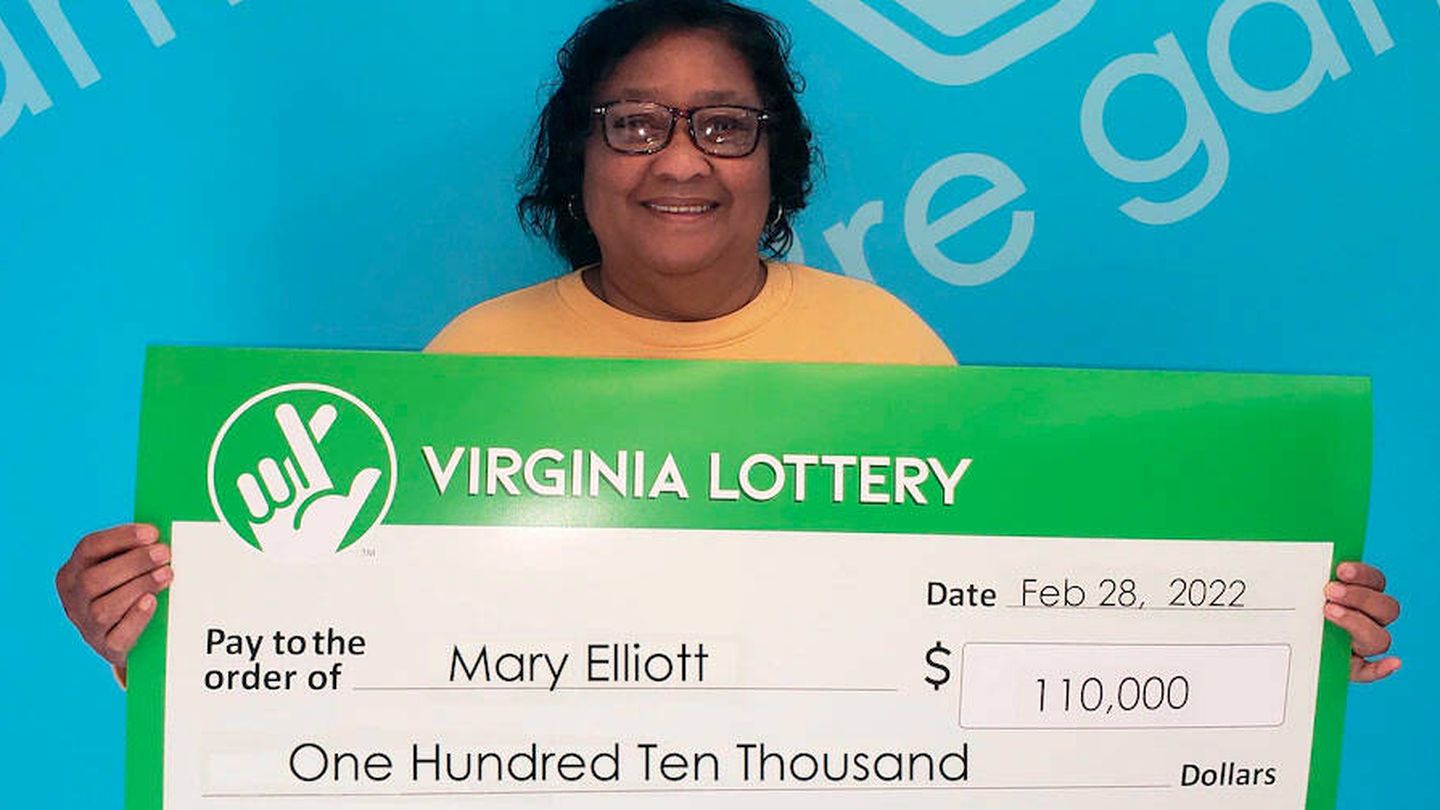 Mary Elliot, con su cheque de ganadora de la lotería (Virginia Lottery)