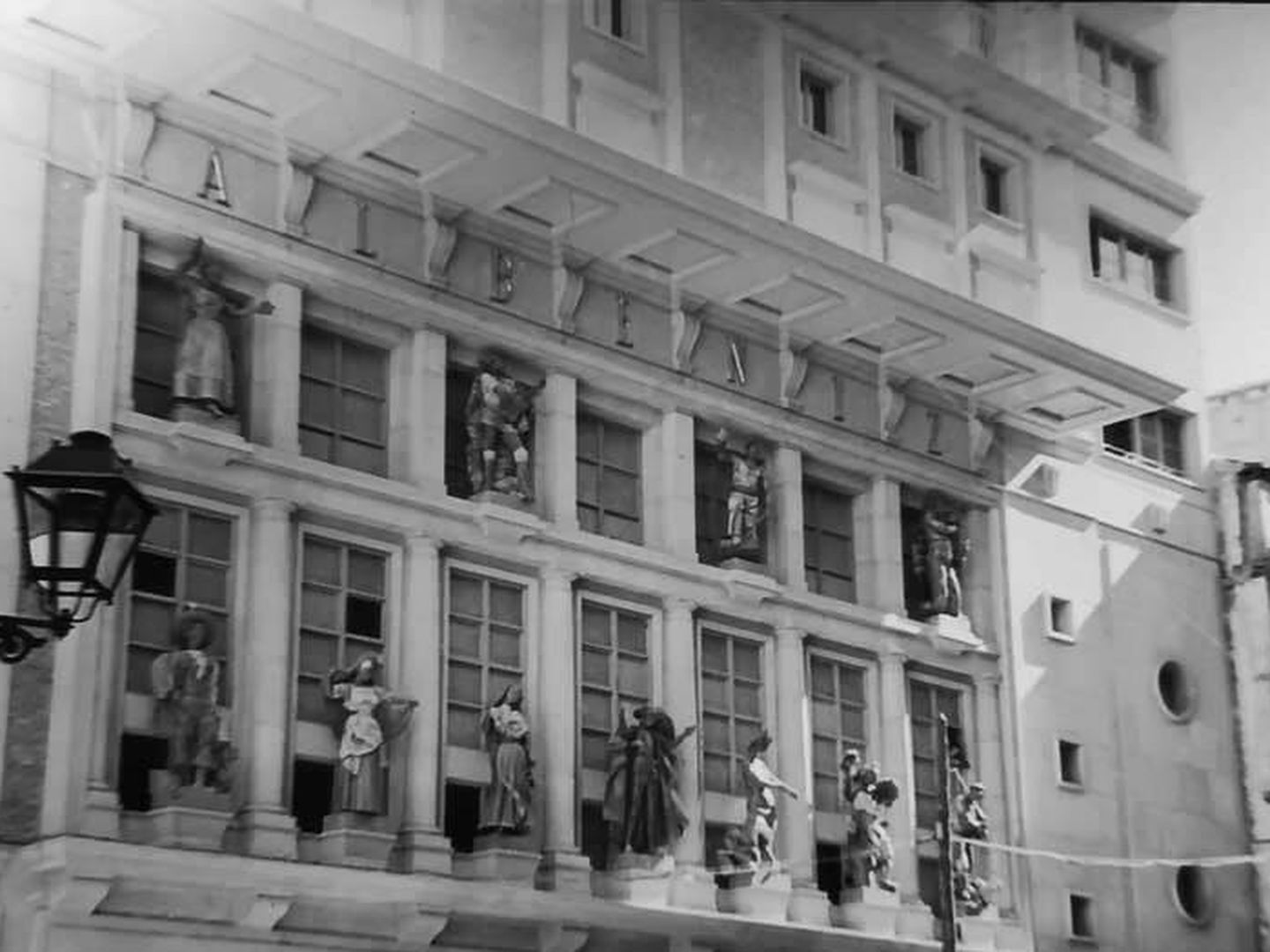  Teatro Albéniz en los años 40, con las estatuas originales. (Historias Matritenses)