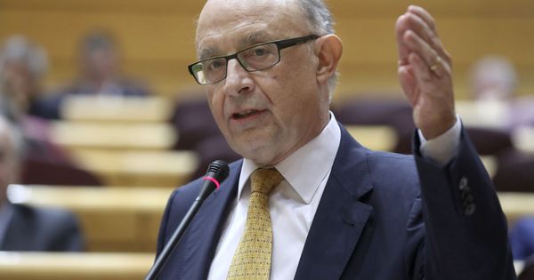 Foto: El ministro de Hacienda, Cristóbal Montoro, en el Senado. (EFE)