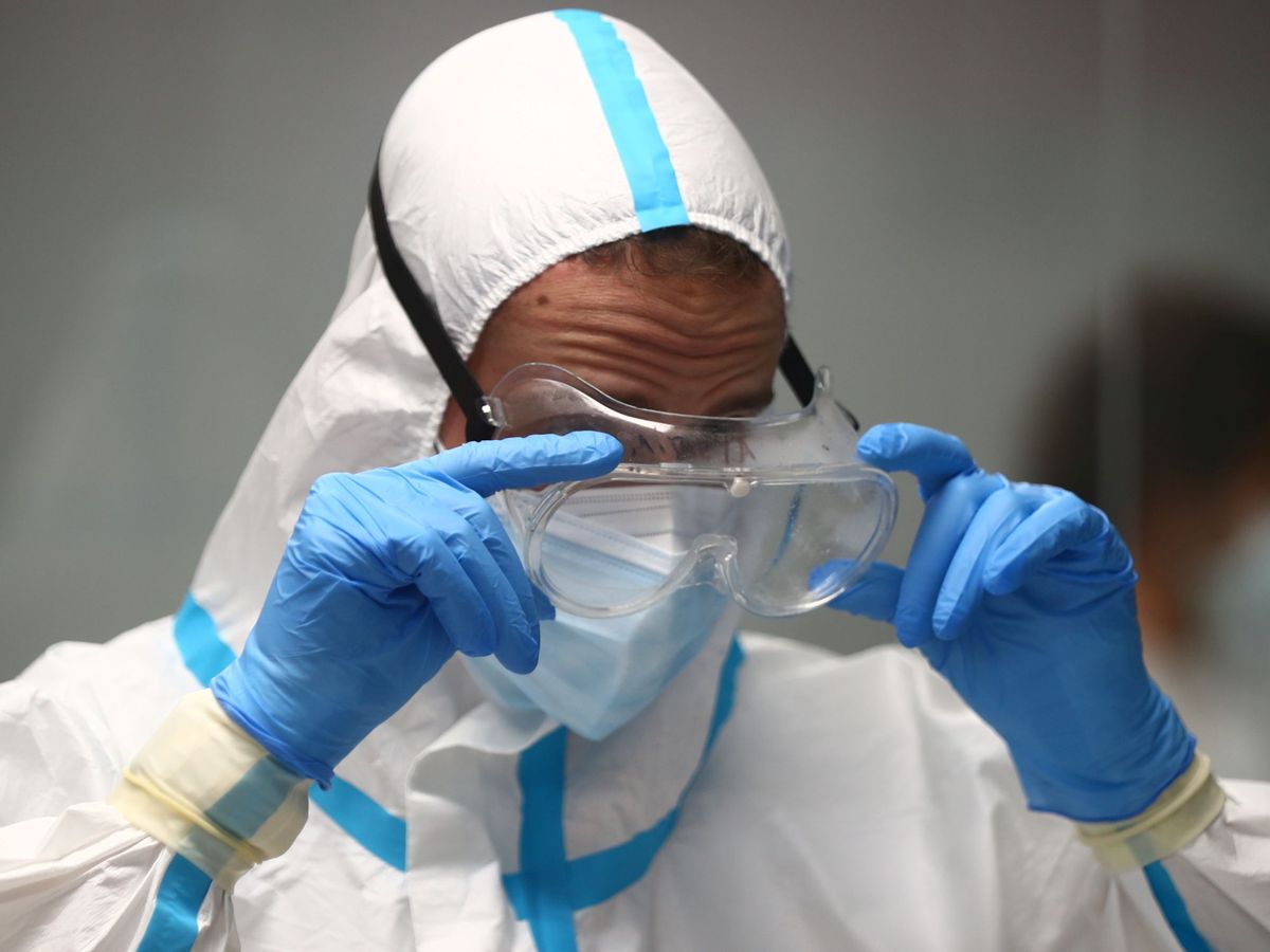 Foto: Una enfermera se prepara para atender a enfermos de covid. (Reuters) 