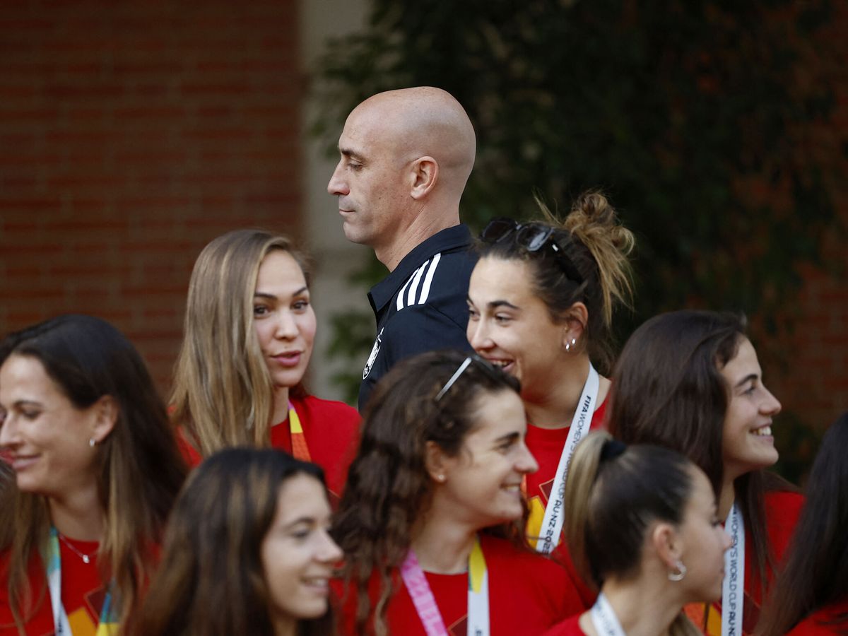 Foto: Luis Rubiales durante la recepción de Pedro Sánchez a la Selección. (Reuters/Juan Medina)