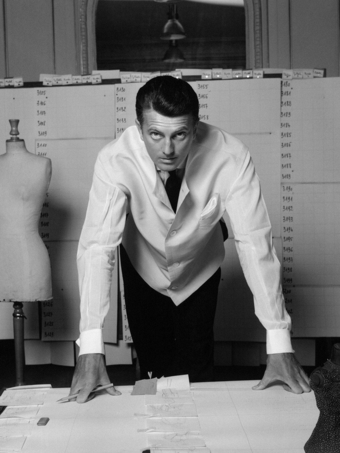 Hubert de Givenchy, en su atelier. (Reuters)