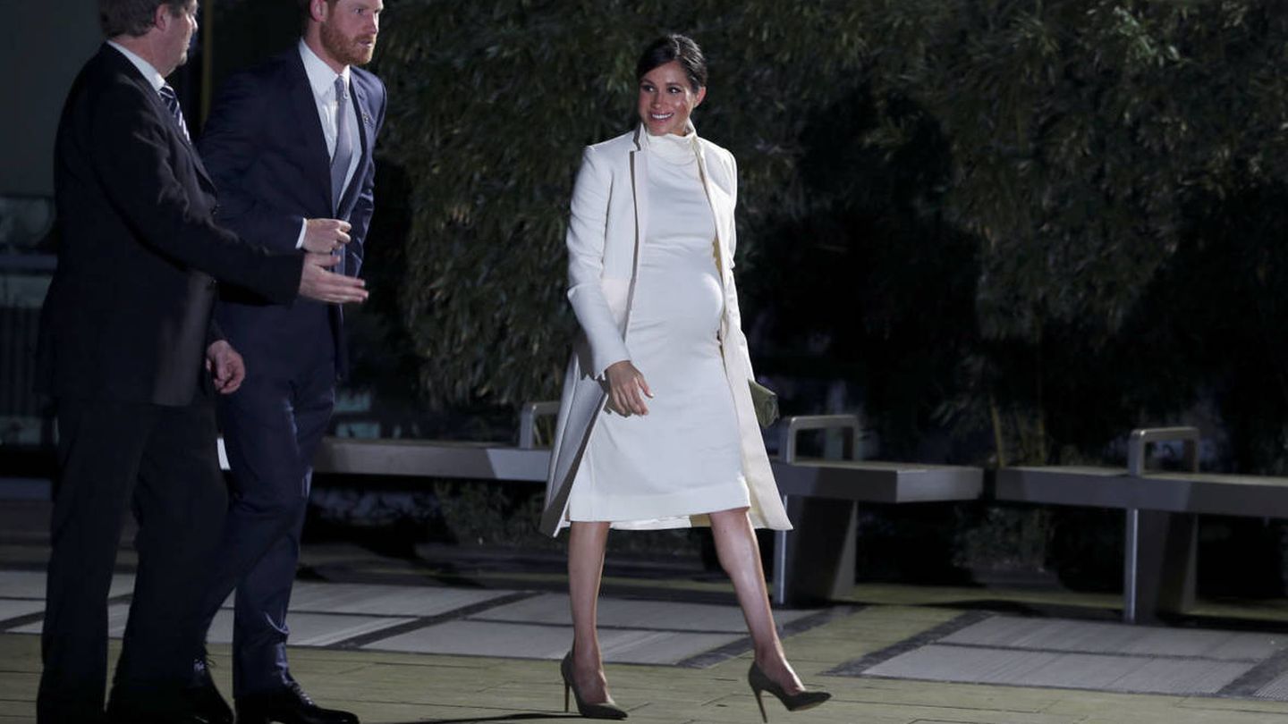 Meghan Markle, con vestido de Calvin Klein y abrigo de la diseñadora (Reuters)