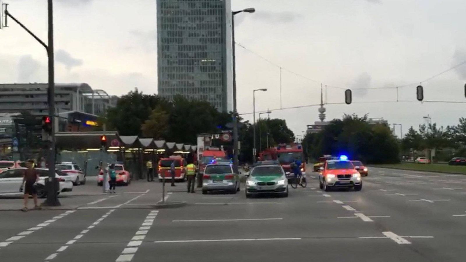 Foto: Captura de un video filmado por un transeúnte en el que se ve parte del despliegue policial en Munich