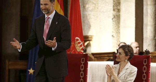 Foto: Felipe VI y la reina Letizia, durante la entrega del Príncipe de Viana de 2015, el último al que han asistido a raíz del veto de Barkos. (EFE)