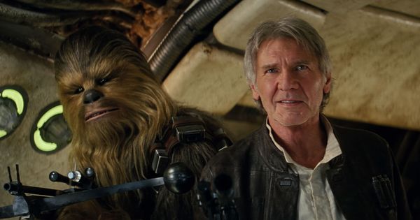 Foto: Peter Mayhew como Chewbacca y Harrison Ford (Han Solo). Foto (Film Frame©Lucasfilm 2015)