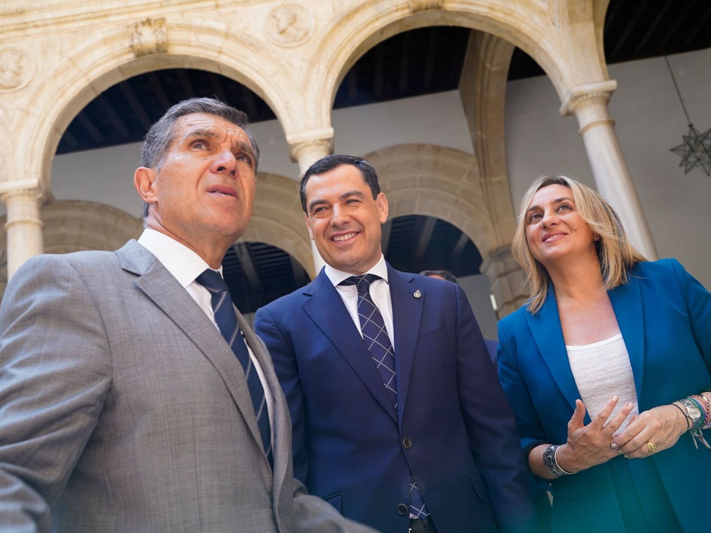 Marifrán Carazo, junto a Lorenzo del Río, presidente del TSJA, y Juanma Moreno. (Europa Press)