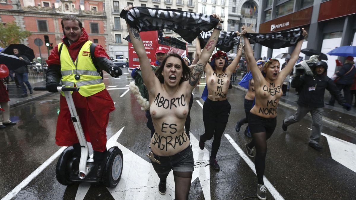Cinco activistas de Femen interrumpen una manifestación contra el aborto en Madrid