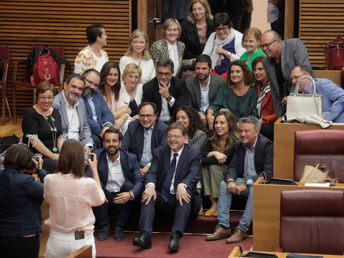 Ximo Puig se fotografía con los diputados del grupo socialista tras ser reelegido presidente de la Generalitat.