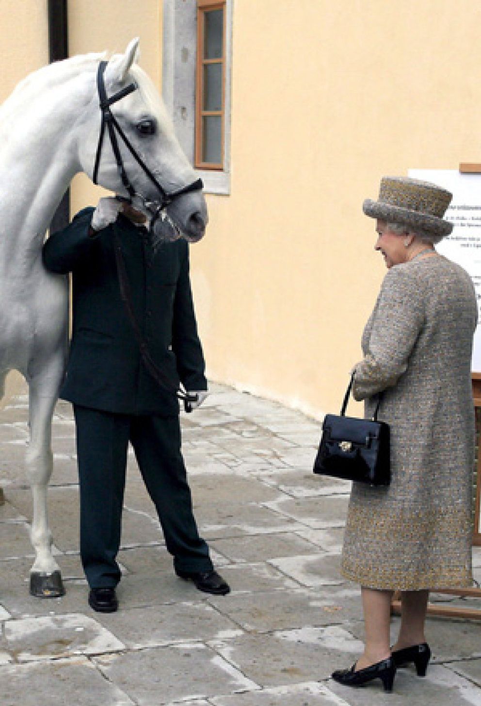 Foto: A Isabel II le toca un caballo