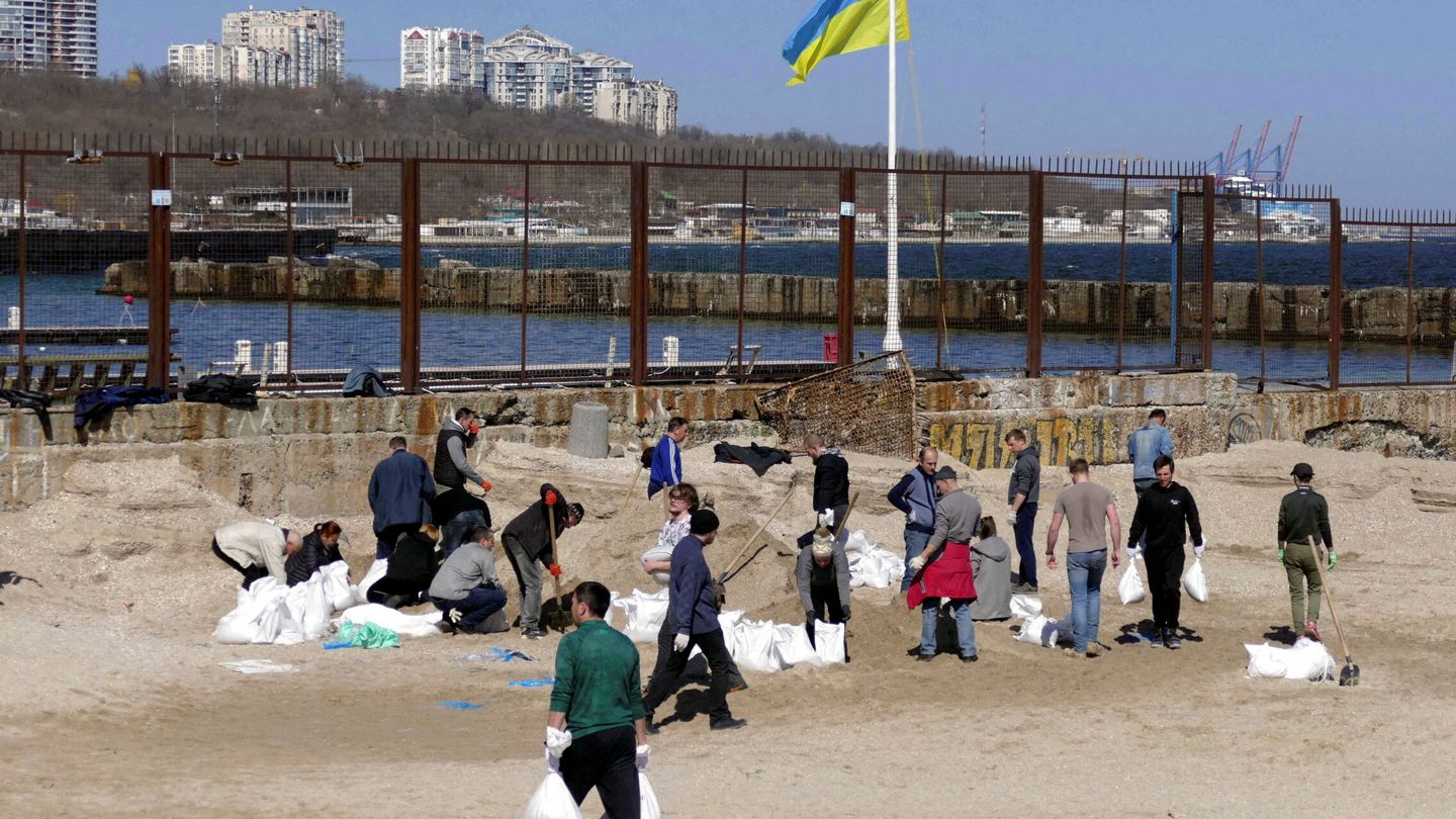 Ciudadanos con bolsas de arena preparándose para el ataque ruso en Odesa.(Reuters/Igor Tkachenko)